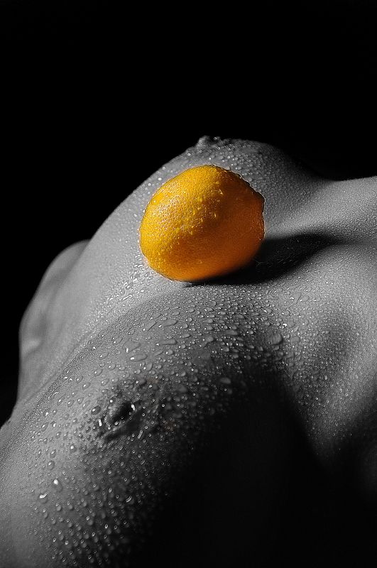 Ästhetische Aktfotografie mit Wassertropfen und Hautstruktur – sinnlich & würdevoll | Fotostudio Denk in Günzburg