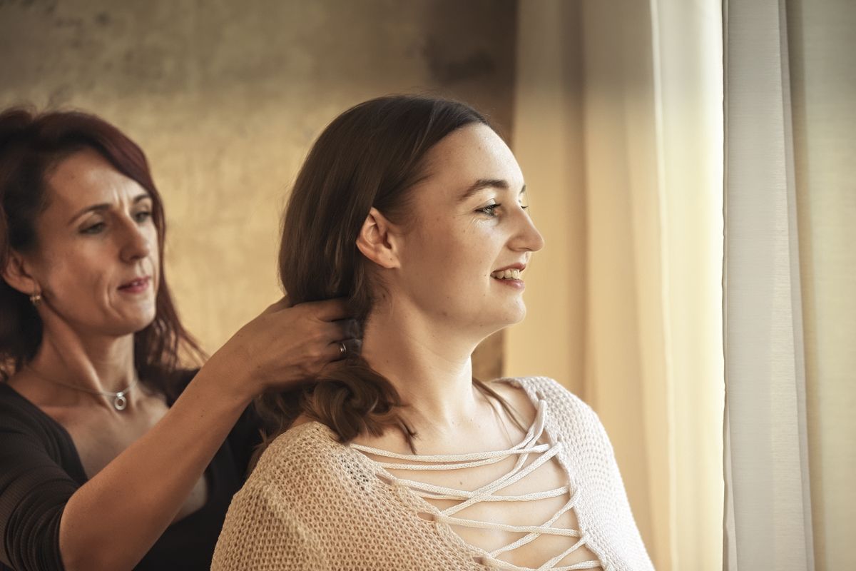 Sylvia Denk berät eine Kundin im Boudoir-Studio am Marktplatz Günzburg